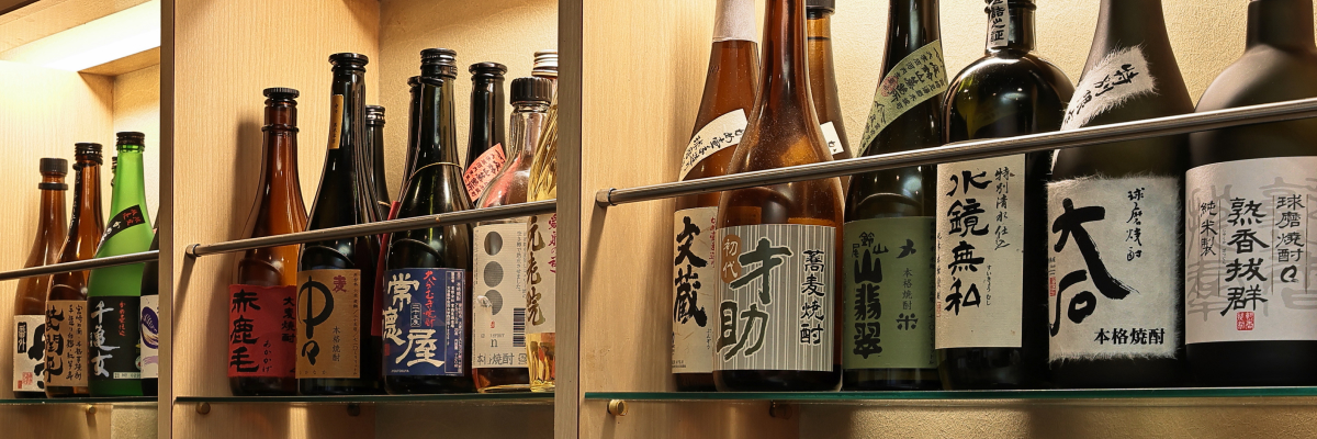 酒棚に様々な銘柄の日本酒が並んでいる様子