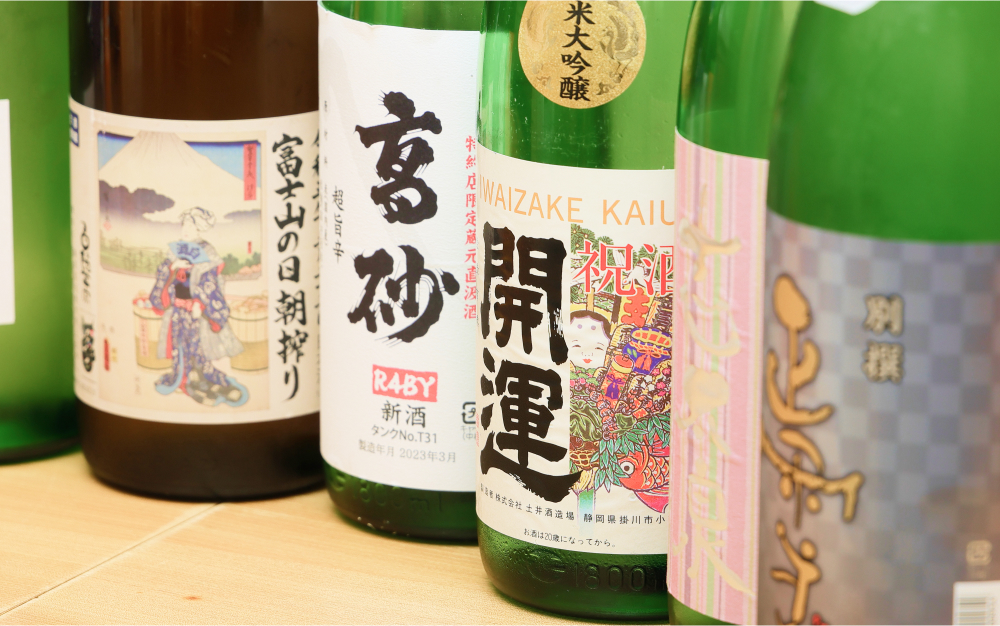 日本酒の瓶が4本並んでいる